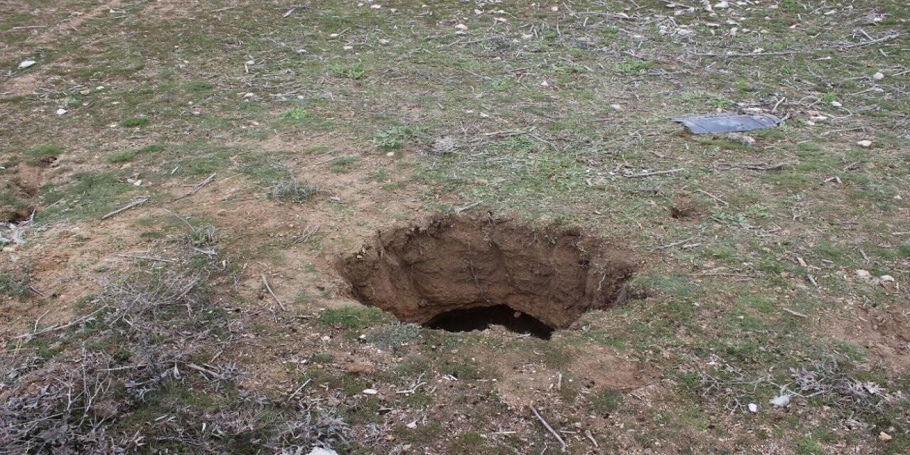 Konya'da 1 metre çapında, 2 metre derinliğinde obruk oluştu
