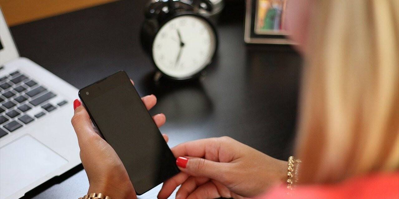 Ebeveynlerin Teknoloji Kullanımının Artması Çocuklara Kötü Örnek Oluyor