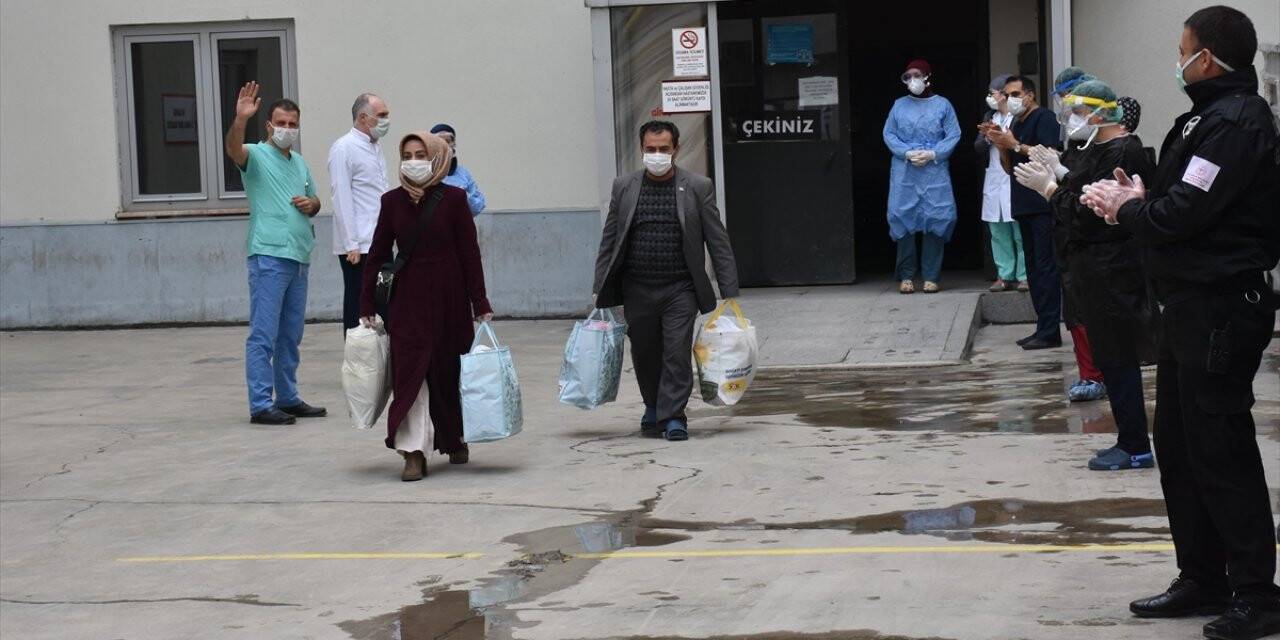 Erzurum'da Koronavirüs Tedavisi Gören 20 Kişi Hastaneden Alkışlarla Taburcu Edildi