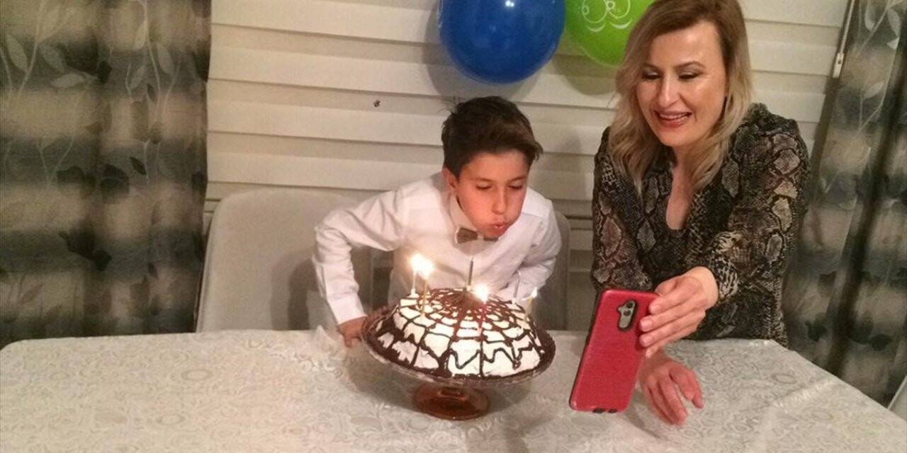 Sağlıkçı Anne Babadan Çocuklarının Doğum Günü İçin Görüntülü Kutlama