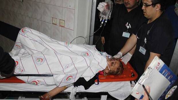 Başından vurulan kadın otomobilden atıldı