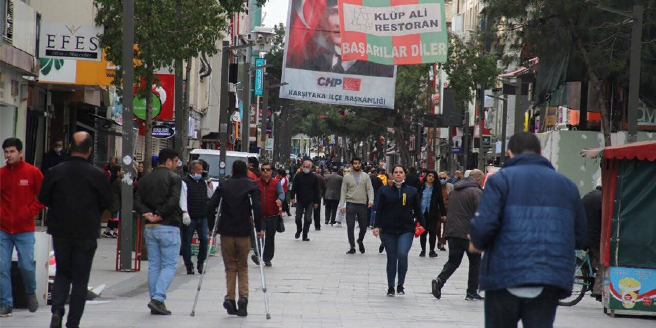Karşıyaka Çarşısında yoğunluk azalmadı
