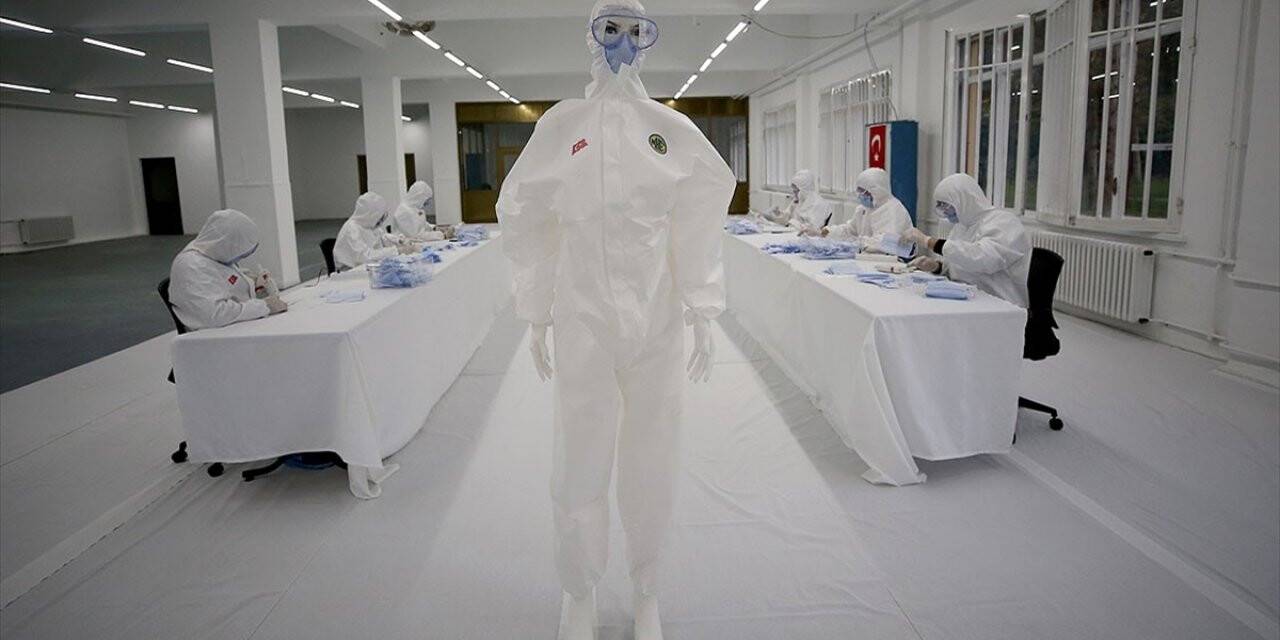 Milli Savunma Bakanı Akar: Dikimevi Müdürlüklerince Haftada 1 Milyon Maske, 5 Bin Tulum Üretiliyor