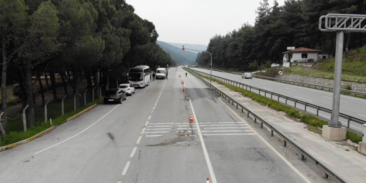 Giriş çıkışlar kapanınca binlerce aracın geçtiği yollar boşaldı