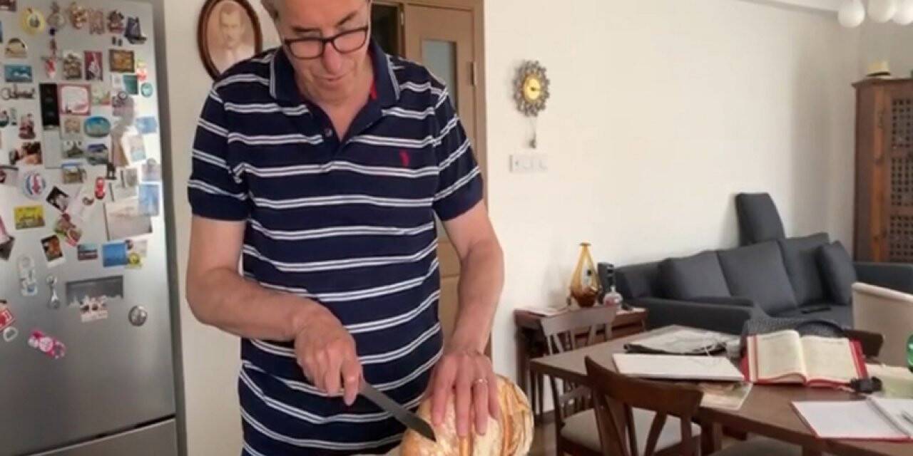 Başkan Arda, evde ekmek yaptı