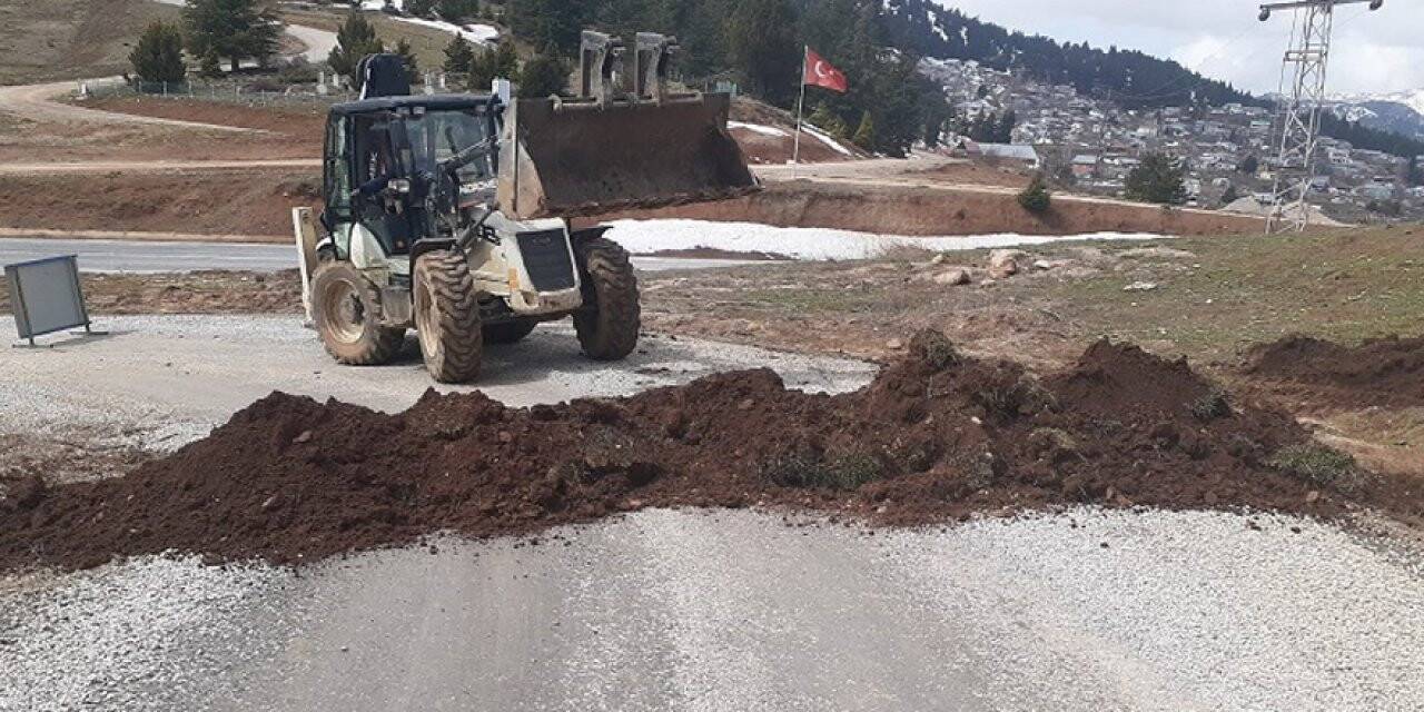 Yalıhüyük'de ilçeye giden kontrolsüz yollar kapatıldı