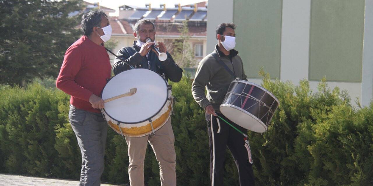 Mahalle sakinlerine davul ve zurnalı moral etkinliği