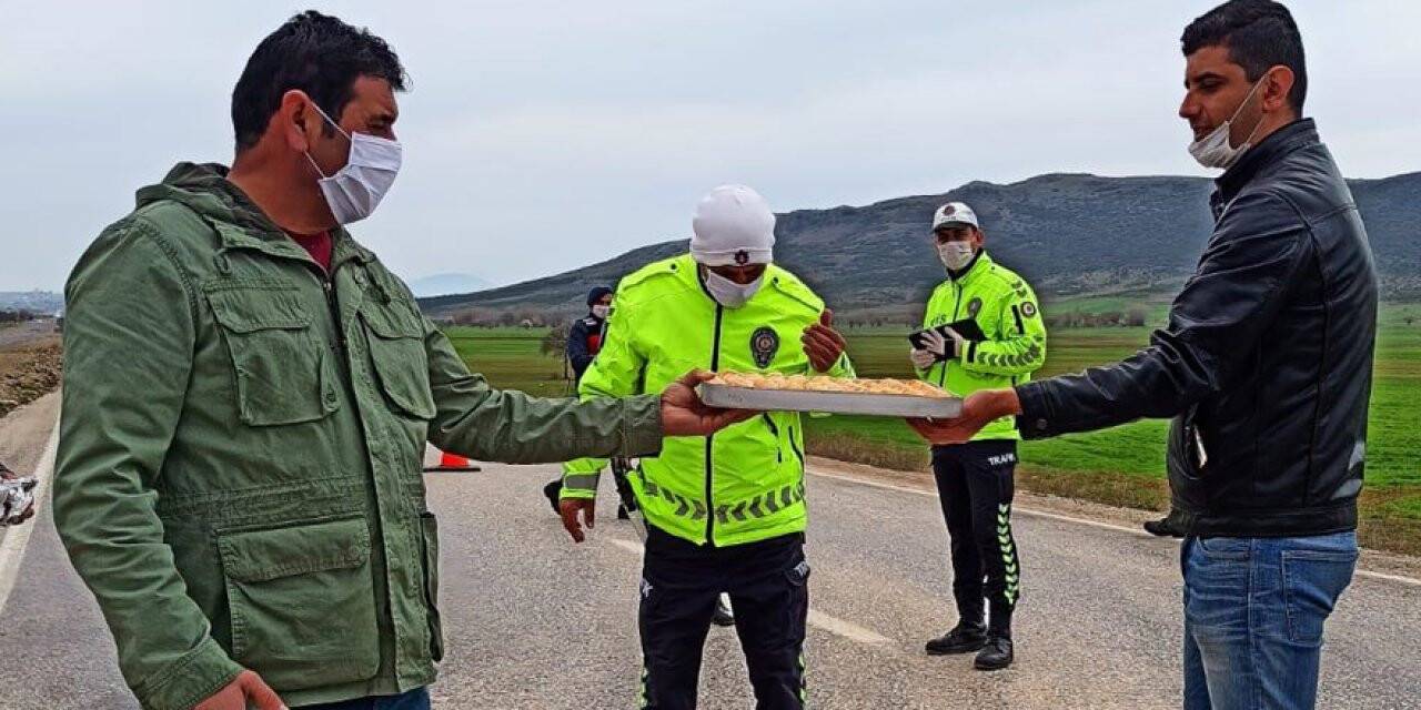 Başkan Çiğdem'den polis ekiplerine baklava ikramı