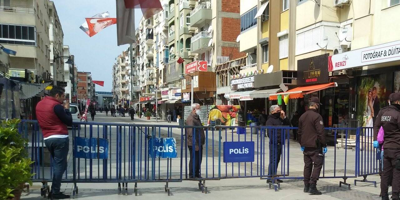 İzmir'de işlek caddeye barikat kuruldu