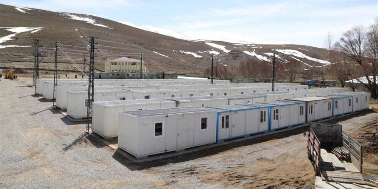 Van'da Depremzedelerin Barınması İçin Konteynerlerin Kurulumu Sürüyor