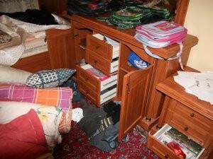 HIRSIZ EMEKLİ BAŞÇAVUŞUN EVİNİ DAĞITTI