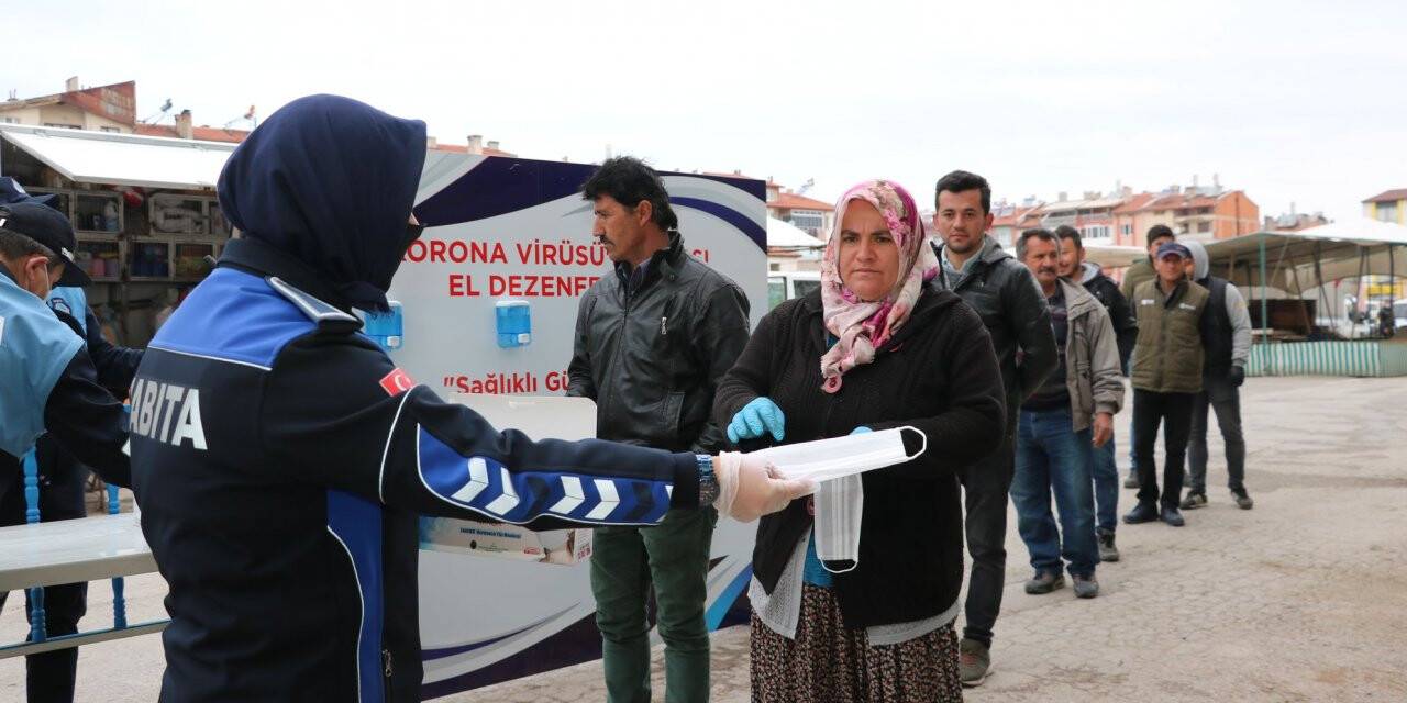 Zabıta Ekipleri, Beyşehir'deki Pazar Yerinde Vatandaşlara Ücretsiz Maske Dağıttı