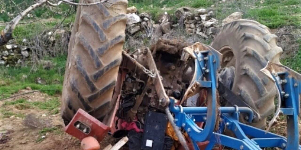 Manisa'da Devrilen Traktörün Sürücüsü Öldü, Oğlu Yaralandı