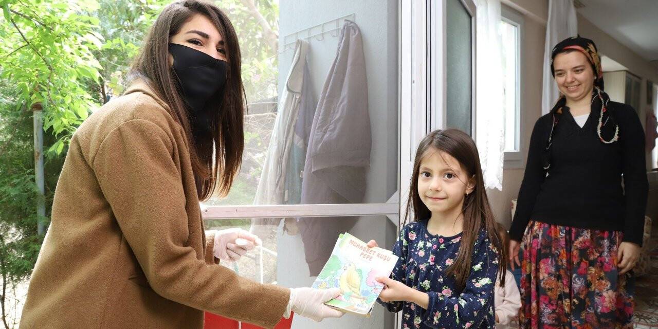 Menderes’te evlere kitap servisi