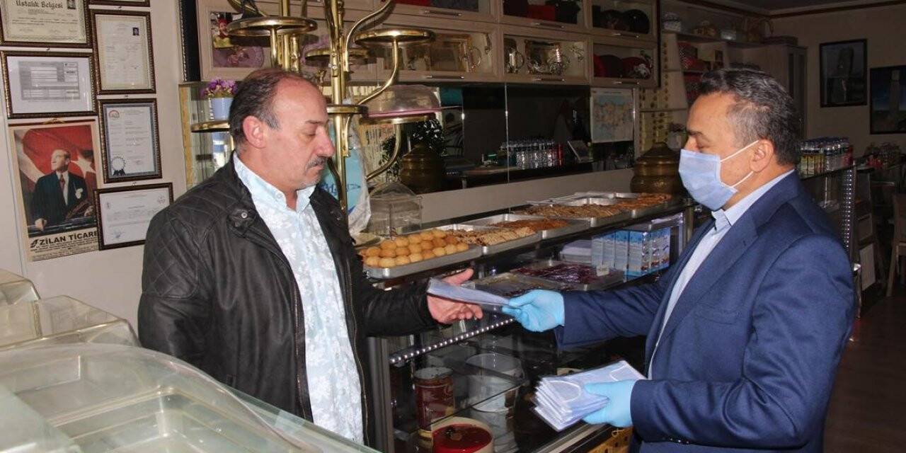 BAŞKAN TUTAL, ÇARŞI ESNAFINA MASKE DAĞITTI