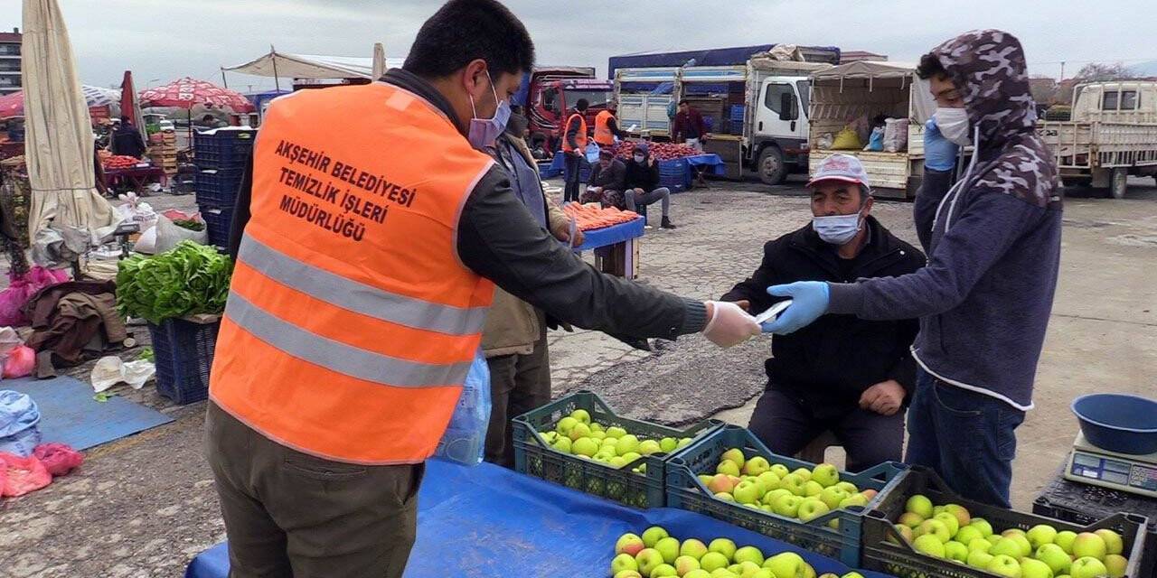 Akşehir Belediyesi Perşembe Pazarında Maske Dağıttı
