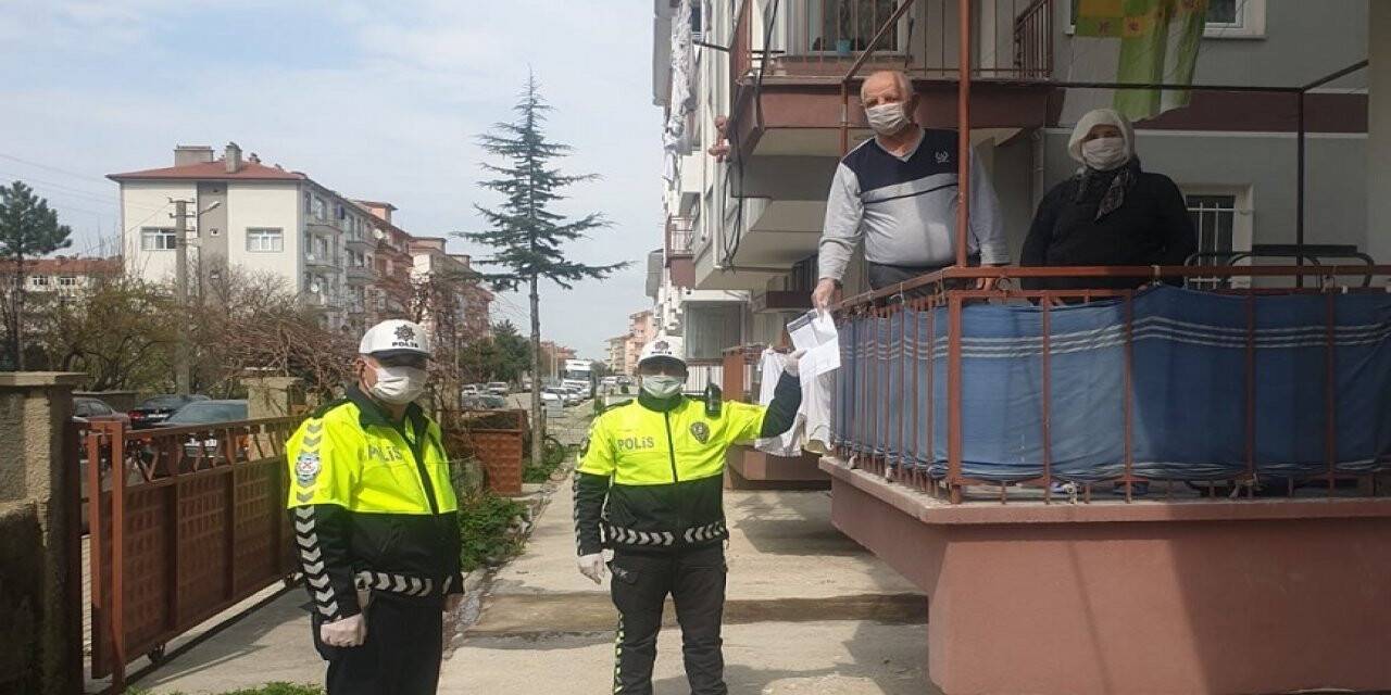 Evden çıkamayan çift, bağışlarını polise yaptırdı