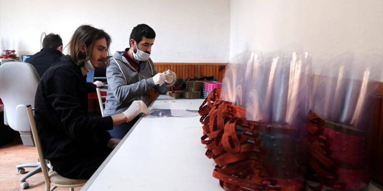 Sağlık Çalışanları İçin Hayallerini Erteleyip Maske Üretmeye Başladılar
