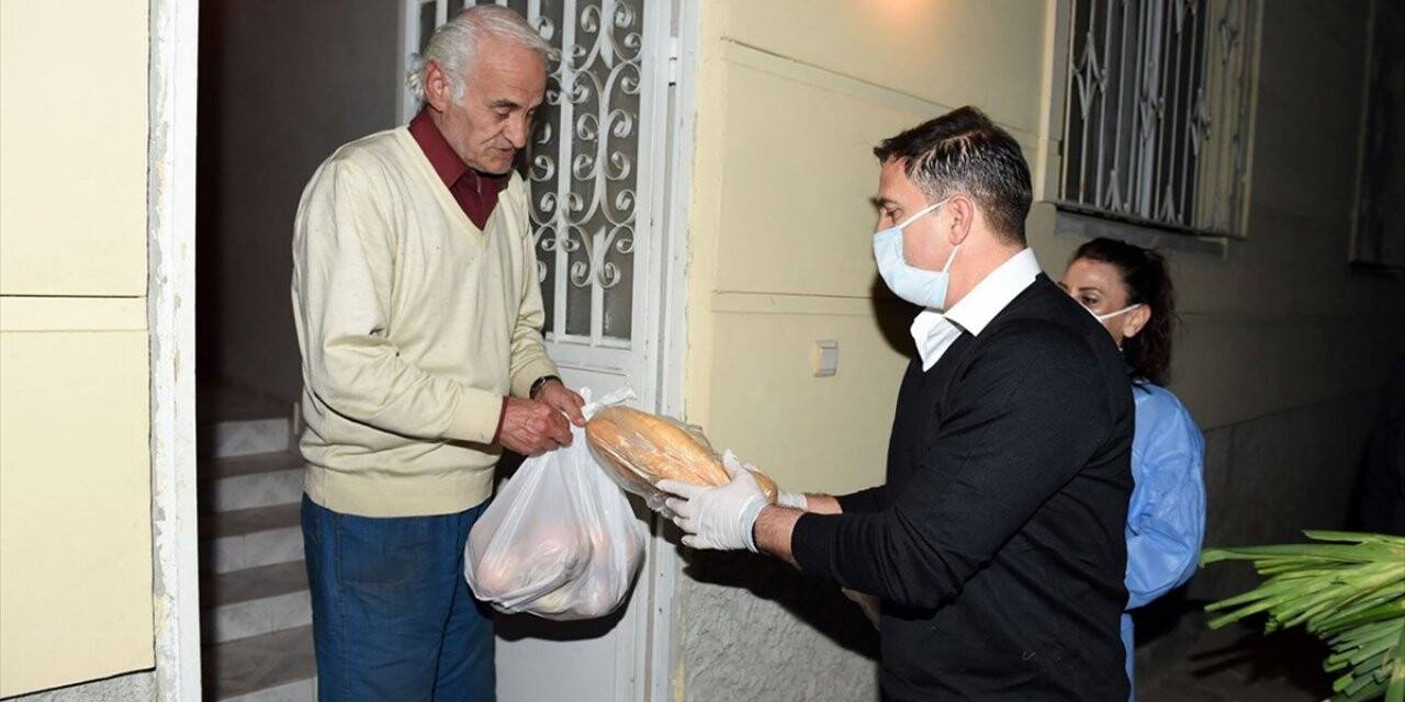 Ergün Penbe Kapı Kapı Dolaşarak Gıda Ve Hijyen Paketi Dağıttı