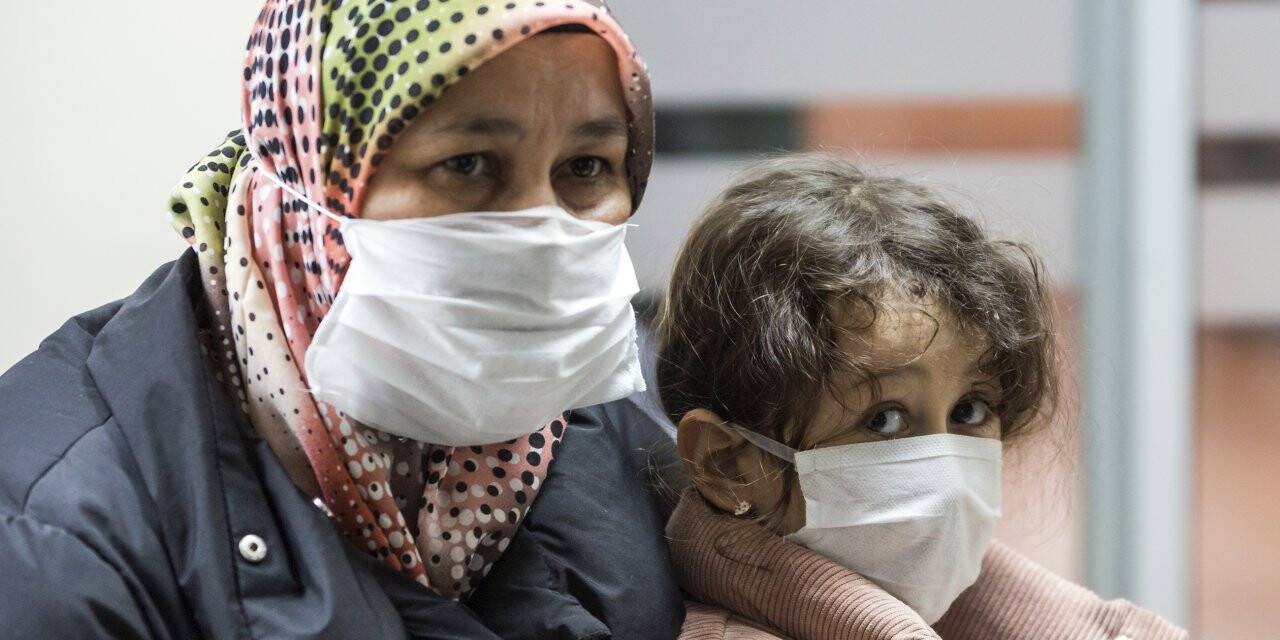 Minik Sevde ve Annesi Koronavirüsü Birlikte Alt Etti