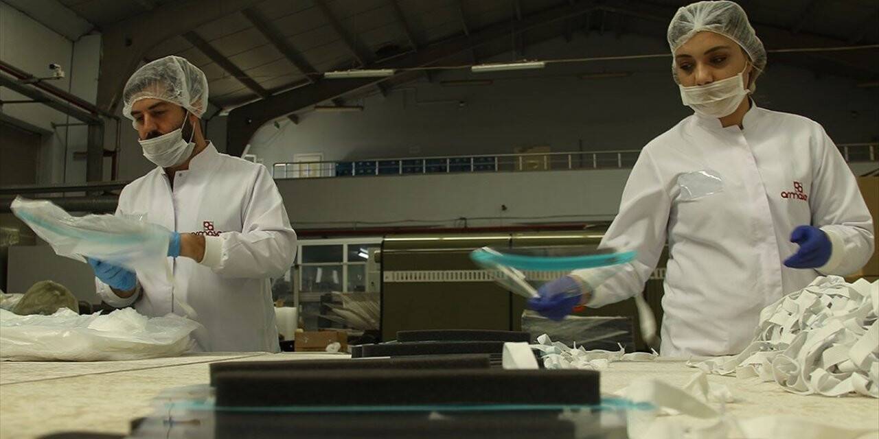 Sağlık Çalışanları İçin Nefes Alıp Verirken 'buğu' Yapmayan Siperlik Üretiyorlar