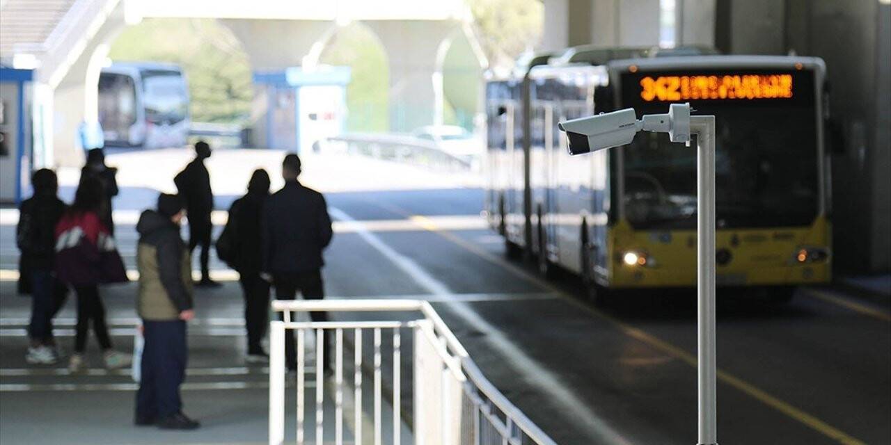 Ateşi Yüksek Çıkan Yolcular Metrobüse Binemiyor