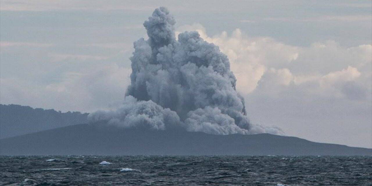 Endonezya'da Anak Krakatau Yanardağı Patladı