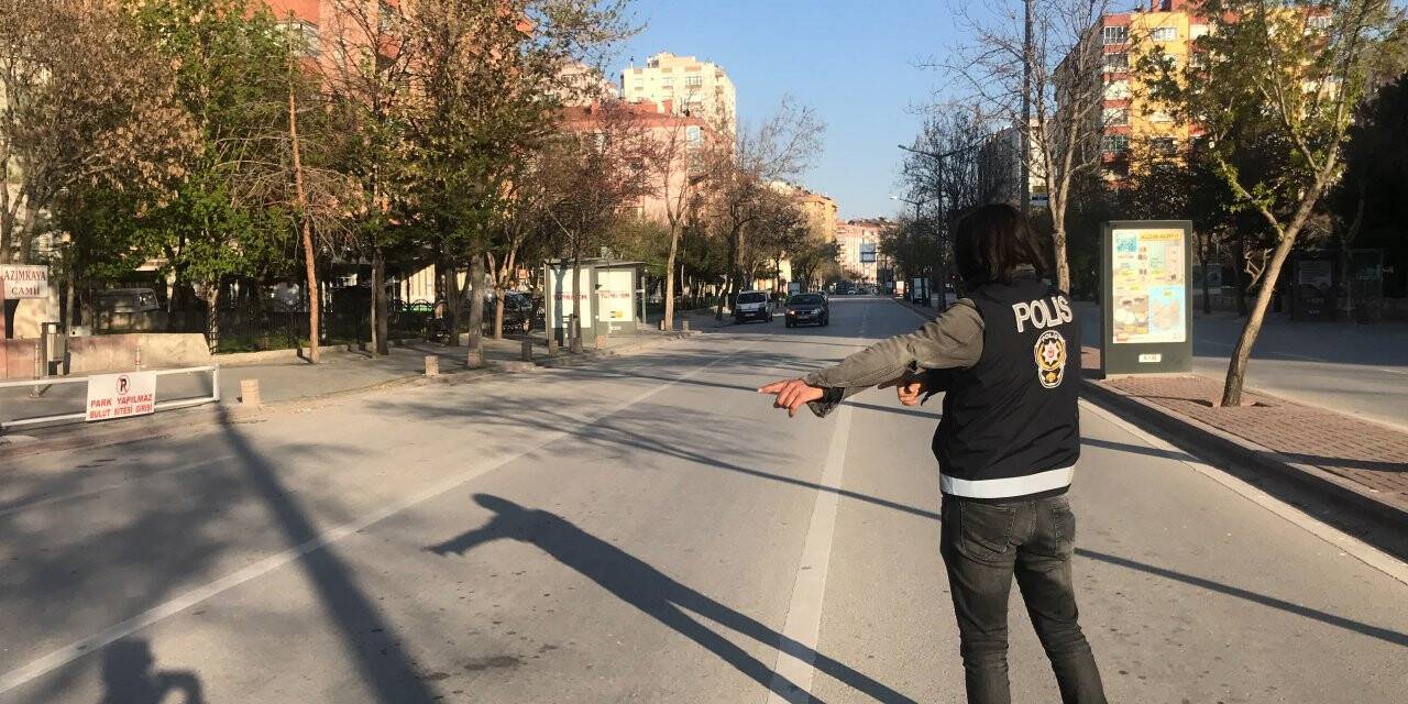 Konya'da polisin sokağa çıkma yasağı denetimleri sürüyor