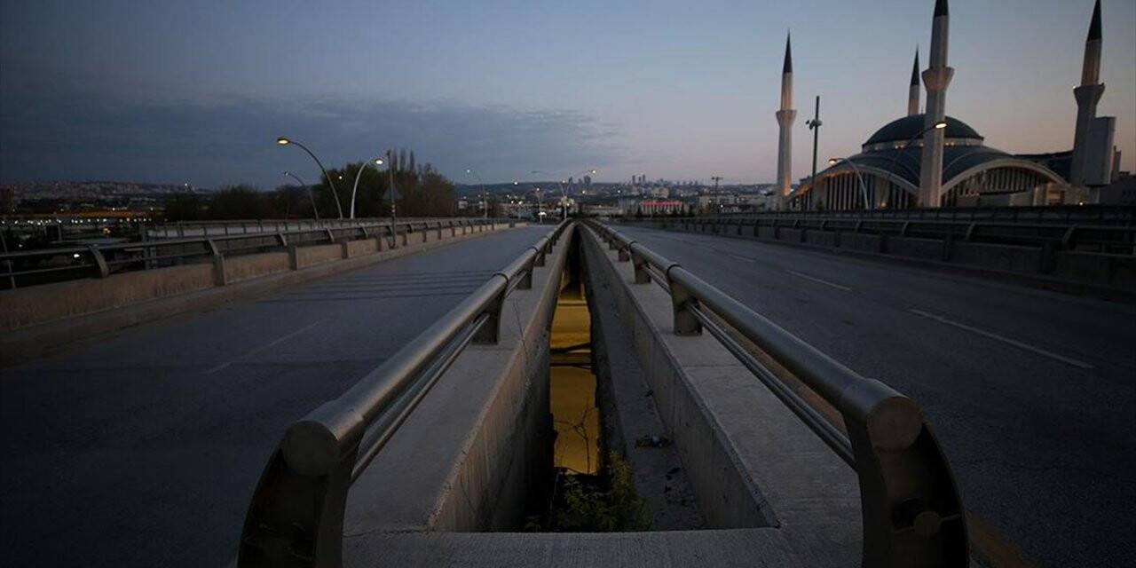 Başketin Cadde Ve Meydanları Sessizliğe Büründü