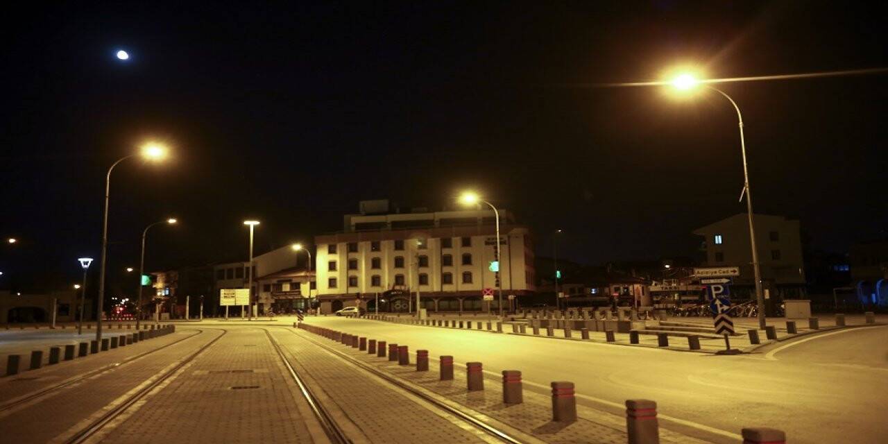 Konya’nın Cadde Ve Sokakları Sessizliğe Büründü