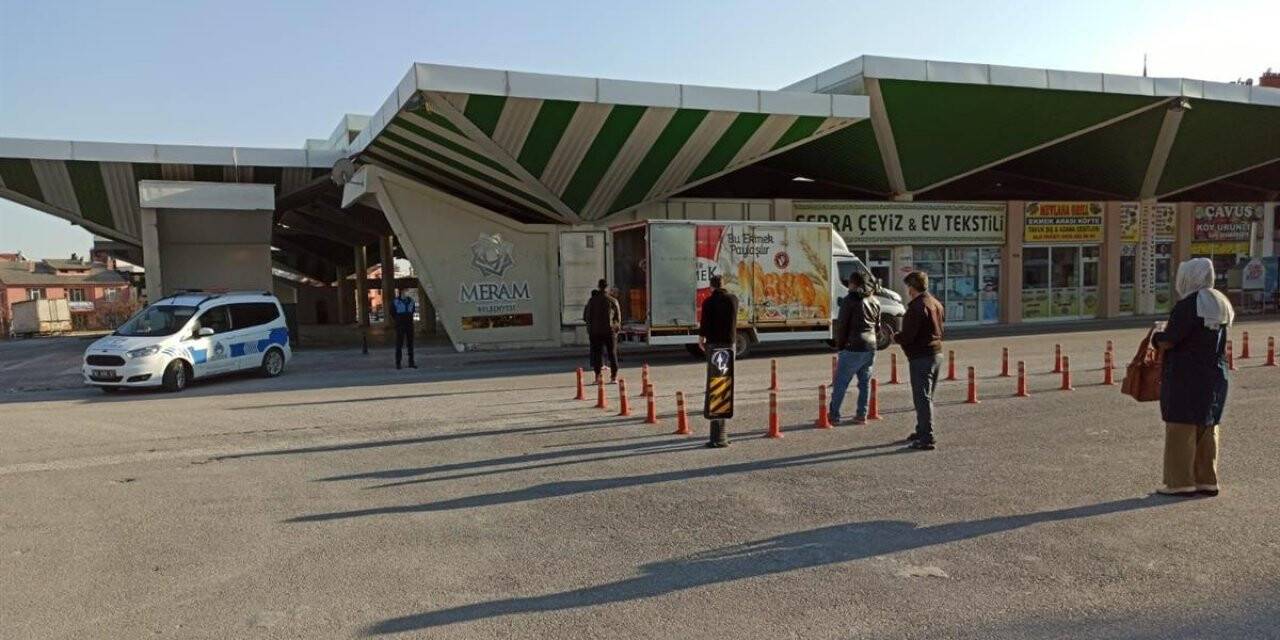 Meram Vefa Sosyal Destek Gurubu'ndan Vatandaşa Ekmek Hizmeti