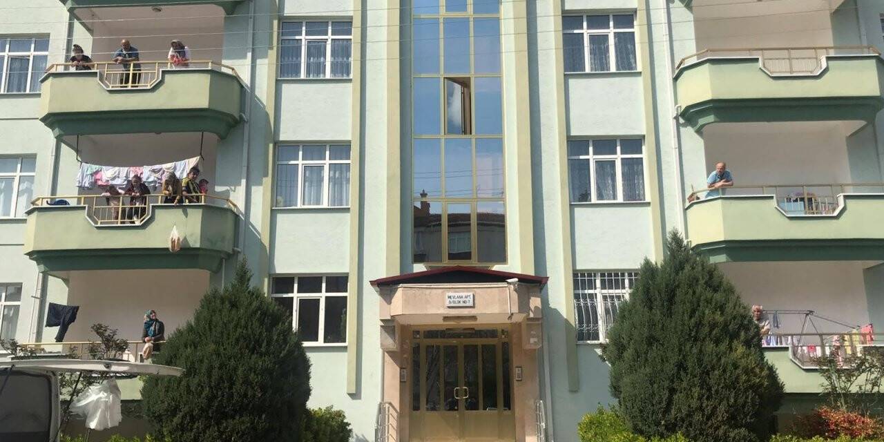 Evde kalanlar pencere ve balkondan sohbet etti