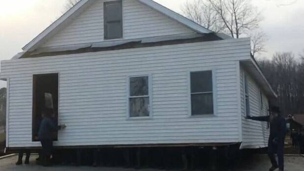 80 kişi bir evi taşıdı