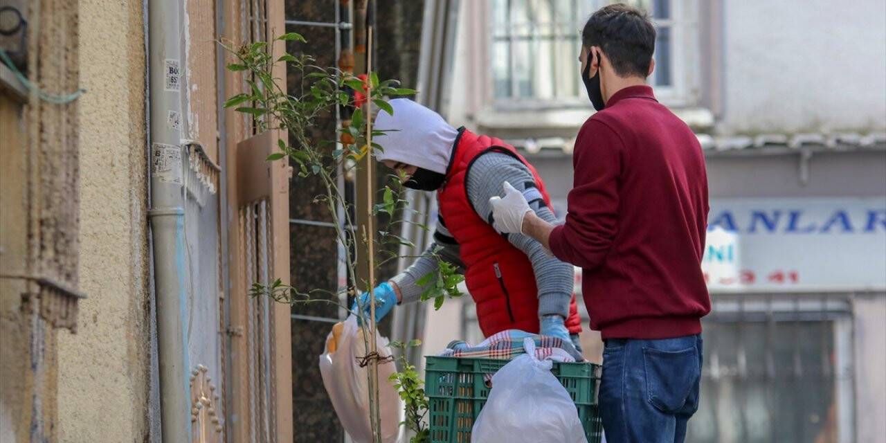İstanbul'da Sokağa Çıkma Yasağında Ekmek Dağıtımı Sorunsuz Yapıldı