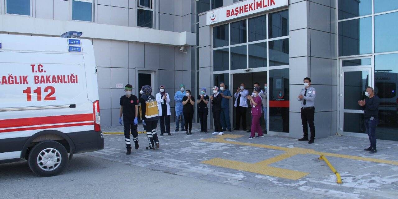 Konya'da Kovid-19'u Yenen 5 Hasta Alkışlarla Taburcu Edildi