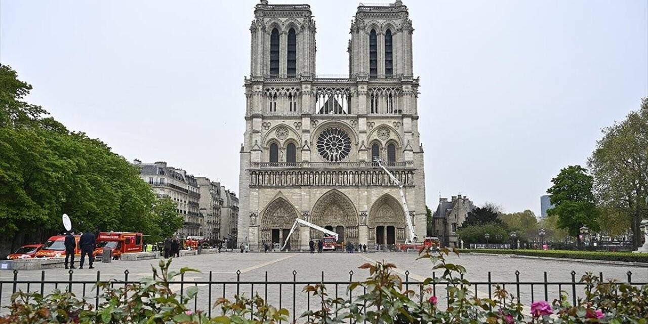 Fransa'nın Sembolü 'notre Dame' Yangının Ardından Onarılmayı Bekliyor