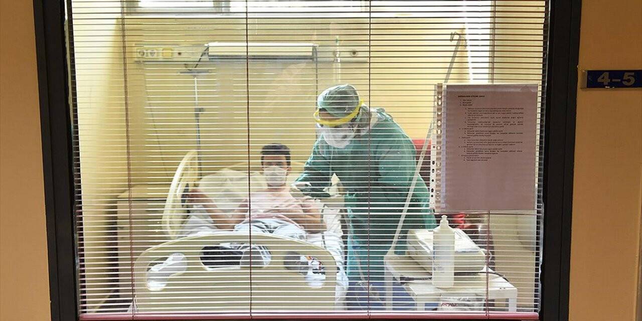 İü İstanbul Tıp Fakültesi Hastanesi'nde Kovid-19'a Karşı Özverili Mücadele