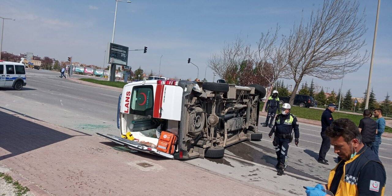Konya'da Ambulans İle Otomobil Çarpıştı: 1 Yaralı