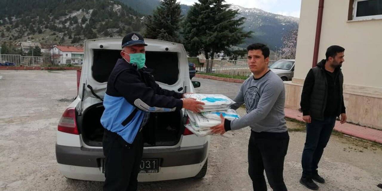 Derebucak'ta Sağlık Çalışanlarına Hijyen Tulumu Desteği
