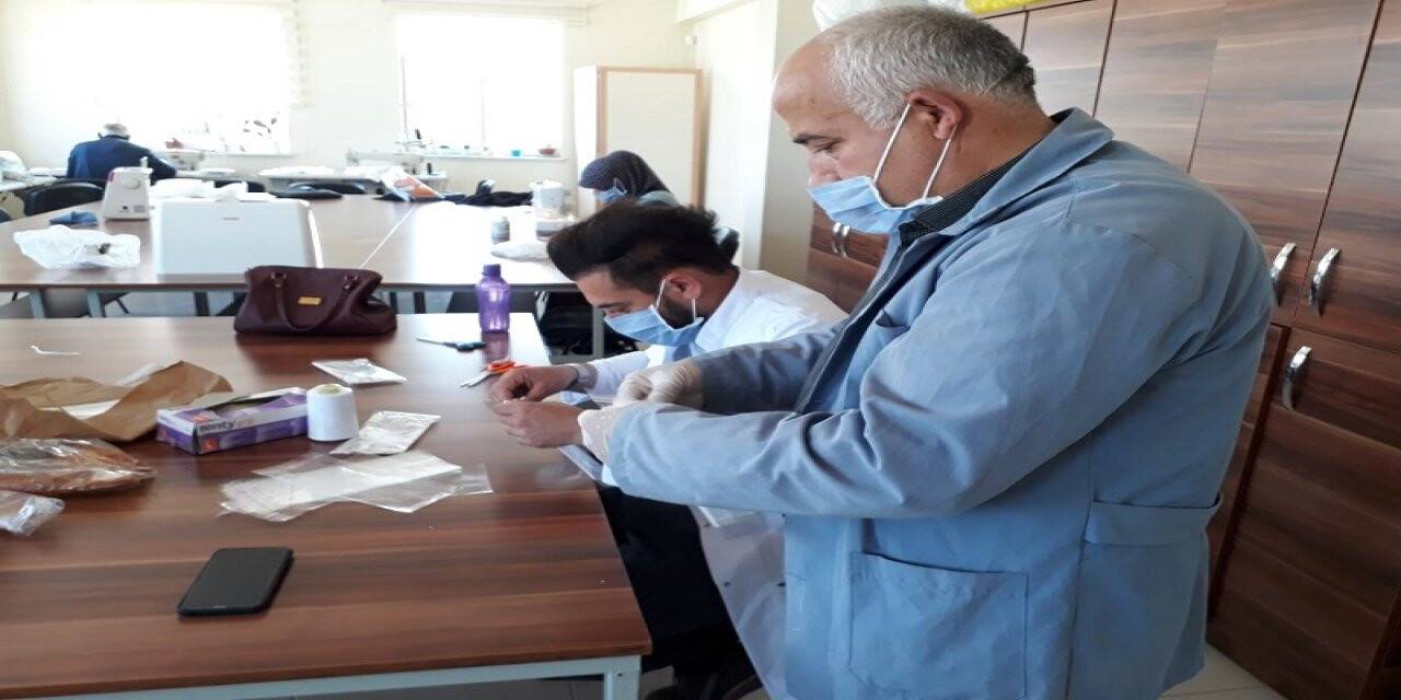 Yalıhüyük Komek'te Maske Üretimi Devam Ediyor