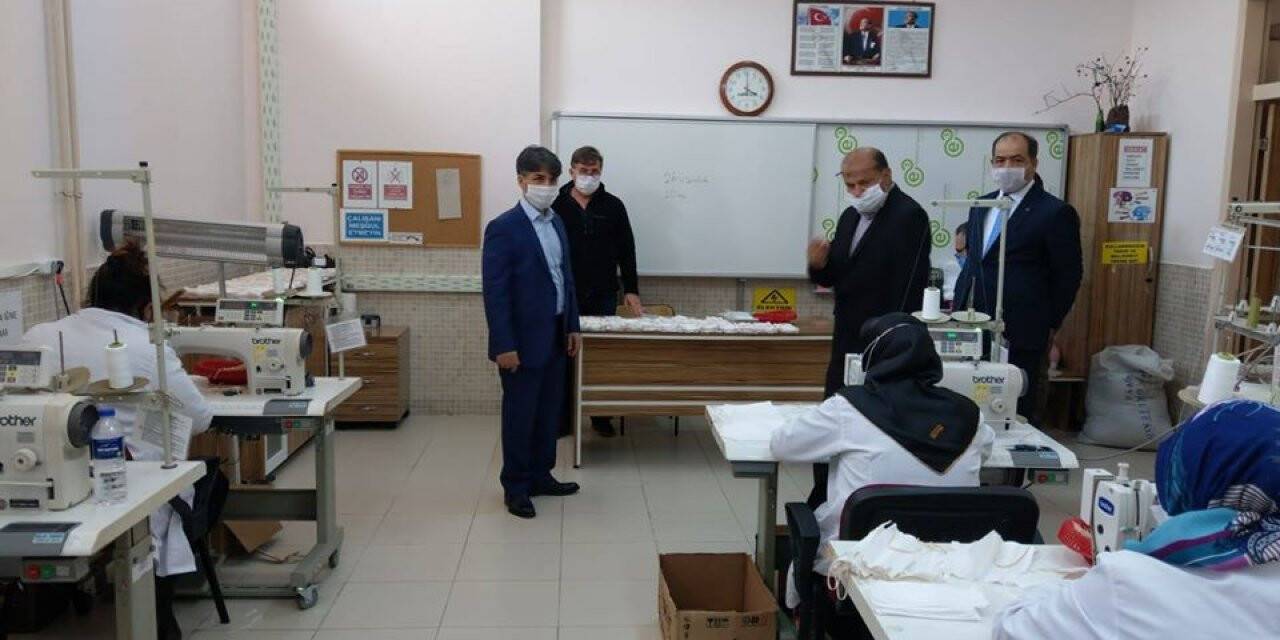 Seydişehir'de Usta Öğreticiler Maske Üretmeye Devam Ediyor