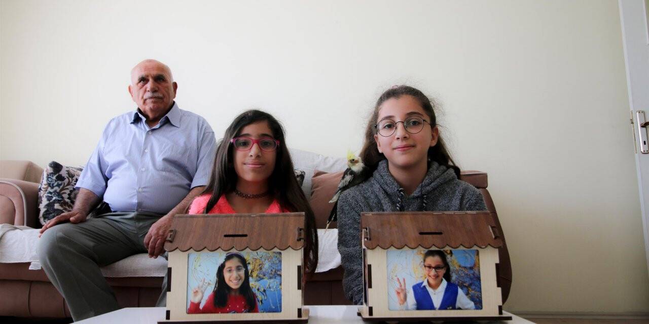 Minik İkizler Kumbaralarındaki Harçlıklarını İşsiz Kalanların Aileleri İçin Bağışladı