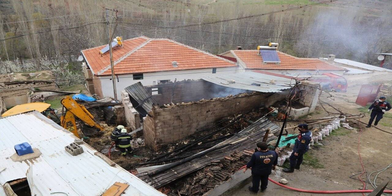 Halkapınar'da Ahır Ve Samanlık Yangını