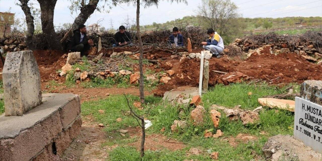 Pkk'lı Teröristlerin Şehit Ettiği İşçinin Cenazesi Diyarbakır'da Toprağa Verildi