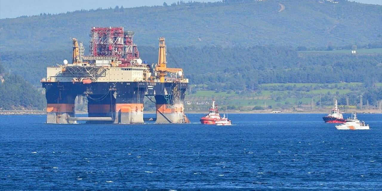 Dev Petrol Arama Platformu 'scarabeo 9' Çanakkale Boğazı'nda
