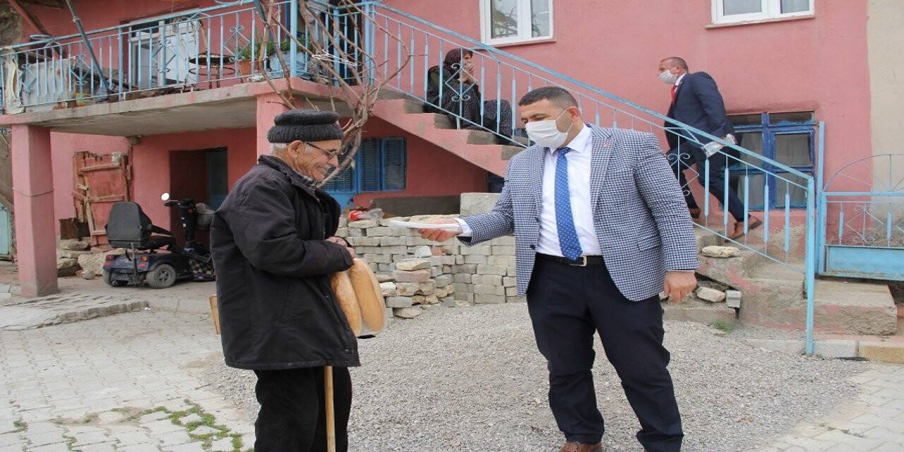 Kaymakam Kılınç Ve Başkan Koçer Vatandaşlara Maske Dağıttı
