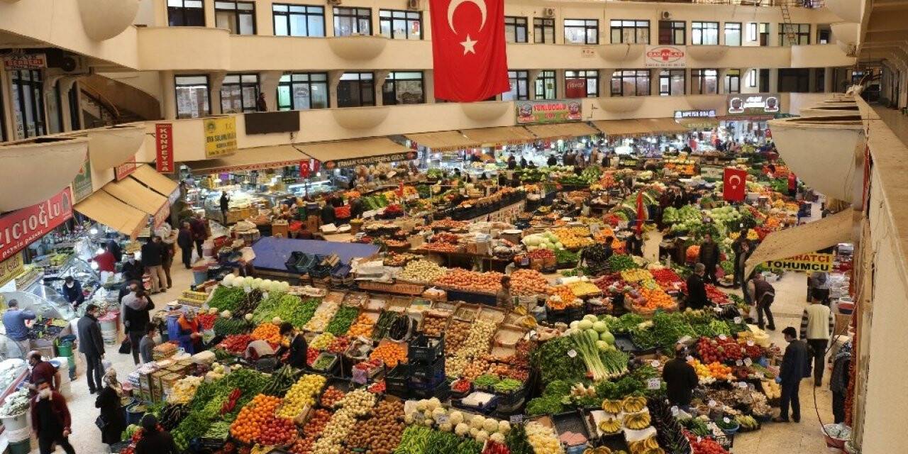 Konya’nın Asırlık Çarşısında  Sosyal Mesafe Kuralına Uyuluyor
