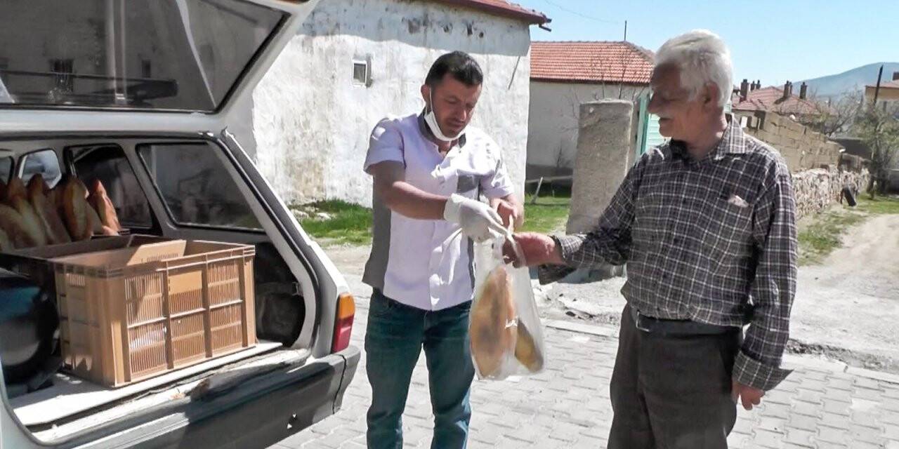 İlçeyi dolaşıp ücretsiz ekmek dağıttı