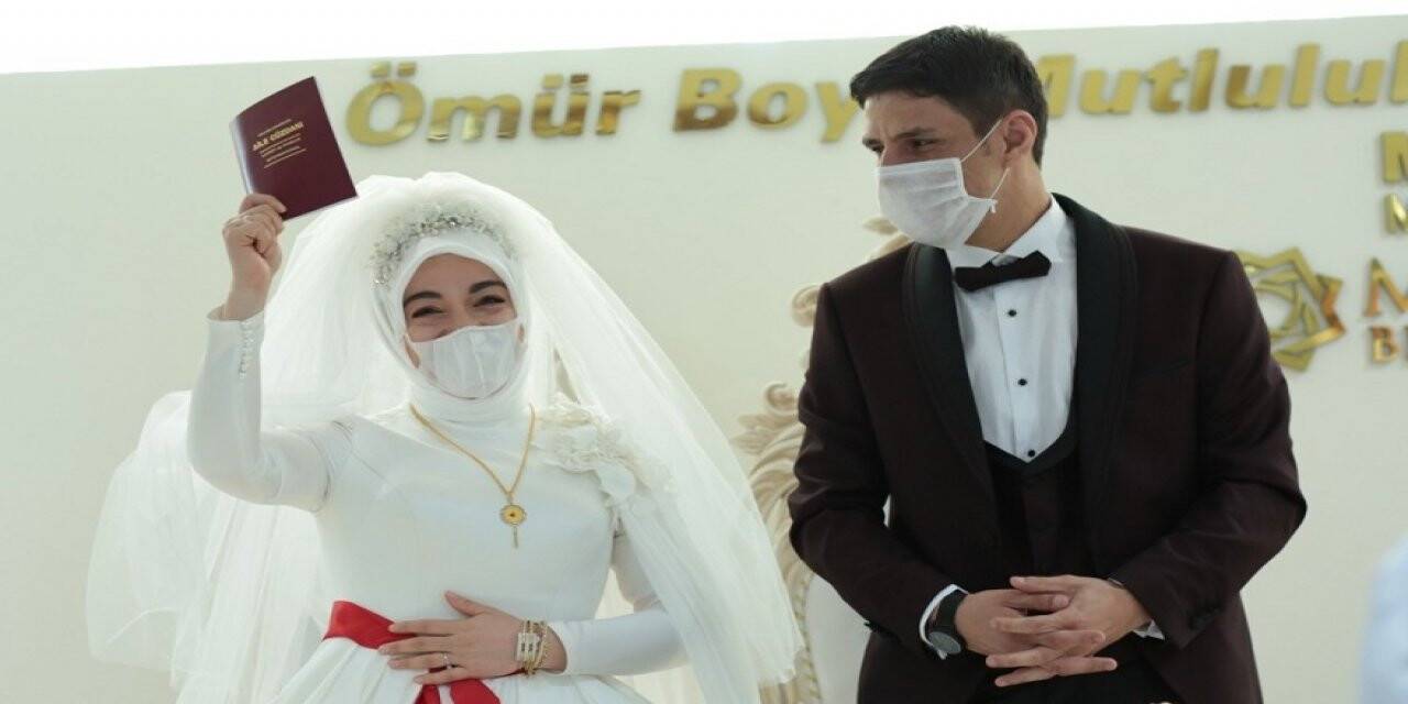 Maske İncilerle Aksesuara Dönüştü