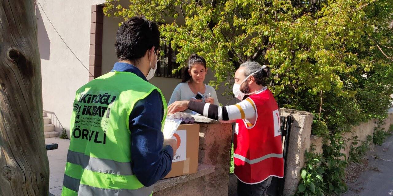 İKİ DOĞU İKİ BATI DERNEĞİ GURBETTEKİ ÖĞRENCİLERİ UNUTMADI 170 ÖĞRENCİ EVİNE GIDA KOLİSİ DAĞITILDI